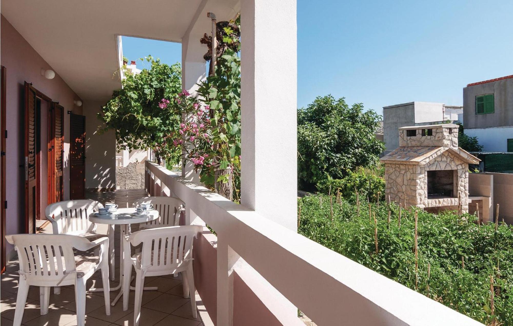 פג 2 Bedroom Awesome Apartment In Pag מראה חיצוני תמונה
